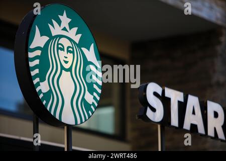 Gaziantep, Turkiye. März 2024. Gaziantep, Turkiye. 10. März 2024. Das Starbucks Logo in einem Starbucks Café in Gaziantep, Süd-Turkiye. Starbucks gehört zu den US-Handelsketten, die seit Beginn der israelischen Militäroffensive in Gaza von einer Boykottkampagne in Turkiye heimgesucht wurden. Diese Unternehmen wurden entweder wegen ihrer pro-israelischen Haltung im Krieg, ihrer angeblichen finanziellen Beziehungen zu Israel oder wegen ihrer Investitionen in Israel (Credit Image: © Zakariya Yahya/IMAGESLIVE via ZUMA Press Wire) auf die Boykottliste aufgenommen! Nicht für kommerzielle ZWECKE! Stockfoto