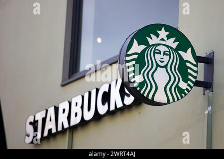 Gaziantep, Turkiye. März 2024. Gaziantep, Turkiye. 10. März 2024. Das Starbucks Logo in einem Starbucks Café in Gaziantep, Süd-Turkiye. Starbucks gehört zu den US-Handelsketten, die seit Beginn der israelischen Militäroffensive in Gaza von einer Boykottkampagne in Turkiye heimgesucht wurden. Diese Unternehmen wurden entweder wegen ihrer pro-israelischen Haltung im Krieg, ihrer angeblichen finanziellen Beziehungen zu Israel oder wegen ihrer Investitionen in Israel (Credit Image: © Zakariya Yahya/IMAGESLIVE via ZUMA Press Wire) auf die Boykottliste aufgenommen! Nicht für kommerzielle ZWECKE! Stockfoto