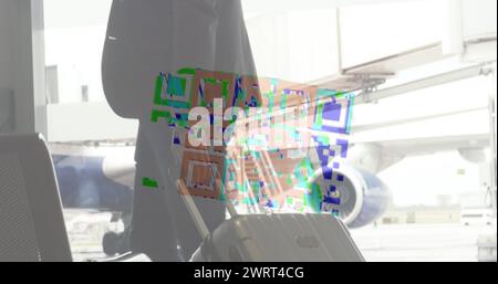 Bild eines farbenfrohen QR-Codes in einer Schleife über einem birassischen Mann, der seinen Koffer trägt und auf einem airp läuft Stockfoto