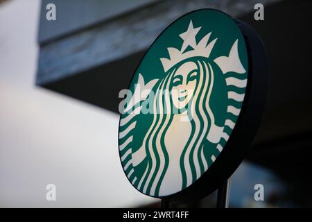 Gaziantep, Turkiye. März 2024. Gaziantep, Turkiye. 10. März 2024. Das Starbucks Logo in einem Starbucks Café in Gaziantep, Süd-Turkiye. Starbucks gehört zu den US-Handelsketten, die seit Beginn der israelischen Militäroffensive in Gaza von einer Boykottkampagne in Turkiye heimgesucht wurden. Diese Unternehmen wurden entweder wegen ihrer pro-israelischen Haltung im Krieg, ihrer angeblichen finanziellen Beziehungen zu Israel oder wegen ihrer Investitionen in Israel (Credit Image: © Zakariya Yahya/IMAGESLIVE via ZUMA Press Wire) auf die Boykottliste aufgenommen! Nicht für kommerzielle ZWECKE! Stockfoto