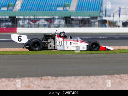 Frank Lyons fuhr seinen Red and White, 1974, Lola T332, während der Derek Bell Trophy für HSCC Formula Libre, beim Silverstone Festival 2023 Stockfoto