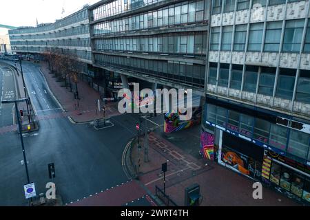 Smallbrook Queensway, Birmingham, 4. März 2024 - der alte SNOBS-Nachtclub am Smallbrook Queensway soll zusammen mit dem gesamten "welligen" Ringway-Zentrum im Stadtzentrum von Birmingham abgerissen werden, nachdem die Stadträte den Bau eines 48-stöckigen Turms genehmigt hatten, einschließlich eines 9-stöckigen Podiums, das 571 Wohnungen umfasste, und Pläne für zwei weitere Türme mit 44 und 56 Stockwerken. Das Ringway Center wurde in den 1950er Jahren als Teil der Inner Ring Road gebaut und zeichnet sich durch seine sanft geschwungene Fronthöhe aus. DER SNOBS Nachtclub zog 2014 in das Gebäude ein, nachdem er seine PR Stockfoto