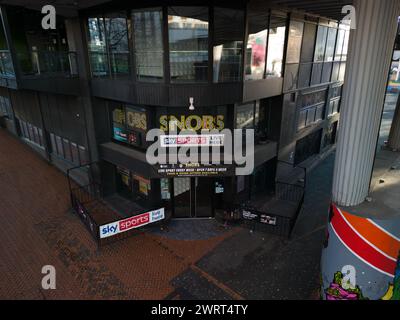 Smallbrook Queensway, Birmingham, 4. März 2024 - der alte SNOBS-Nachtclub am Smallbrook Queensway soll zusammen mit dem gesamten "welligen" Ringway-Zentrum im Stadtzentrum von Birmingham abgerissen werden, nachdem die Stadträte den Bau eines 48-stöckigen Turms genehmigt hatten, einschließlich eines 9-stöckigen Podiums, das 571 Wohnungen umfasste, und Pläne für zwei weitere Türme mit 44 und 56 Stockwerken. Das Ringway Center wurde in den 1950er Jahren als Teil der Inner Ring Road gebaut und zeichnet sich durch seine sanft geschwungene Fronthöhe aus. DER SNOBS Nachtclub zog 2014 in das Gebäude ein, nachdem er seine PR Stockfoto