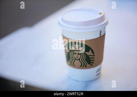 Gaziantep, Turkiye. März 2024. Gaziantep, Turkiye. 10. März 2024. Das Starbucks Logo in einem Starbucks Café in Gaziantep, Süd-Turkiye. Starbucks gehört zu den US-Handelsketten, die seit Beginn der israelischen Militäroffensive in Gaza von einer Boykottkampagne in Turkiye heimgesucht wurden. Diese Unternehmen wurden entweder wegen ihrer pro-israelischen Haltung im Krieg, ihrer angeblichen finanziellen Beziehungen zu Israel oder wegen ihrer Investitionen in Israel (Credit Image: © Zakariya Yahya/IMAGESLIVE via ZUMA Press Wire) auf die Boykottliste aufgenommen! Nicht für kommerzielle ZWECKE! Stockfoto