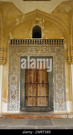 Eingang des Abdullah Qutub Shah Mausoleums, erbaut während seiner Regierungszeit im 17. Jahrhundert, Hyderabad, Telangana, Indien. Stockfoto