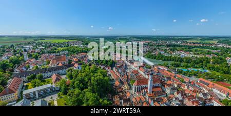 Sonniger Frühlingstag über Landsberg im Lechtal im westlichen Oberbayern Stockfoto