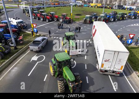 Gent, Belgien. März 2024. Traktoren werden auf der Turborotonde während eines Bauernprotests gesehen, der am Donnerstag, den 14. März 2024, die Einfahrt von LKWs zum Hafen von Gent blockierte. Zwei unabhängige Junglandwirte-Verbände protestieren weiterhin gegen die strengen Stickstoffvorschriften für Landwirte. Durch die Sperrung der Häfen wollen die Landwirte darauf hinweisen, dass es vor allem die Industrie ist, die Stickstoff ausstößt, und nicht die Landwirtschaft. BELGA FOTO NICOLAS MAETERLINCK Credit: Belga News Agency/Alamy Live News Stockfoto