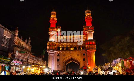 Nachtansicht auf Charminar mit bunten Lichtern, Hyderabad, Telangana, Indien. Stockfoto