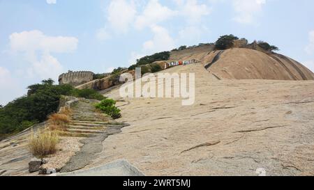 Blick auf das Fort Bhuvabagiri oder das Fort Bhongir, erbaut vom westlichen Chalukya Herrscher Tribhavanamalla Vikramaditya im 10. Jahrhundert, Bhongir, Yadadri, Telangana, I Stockfoto