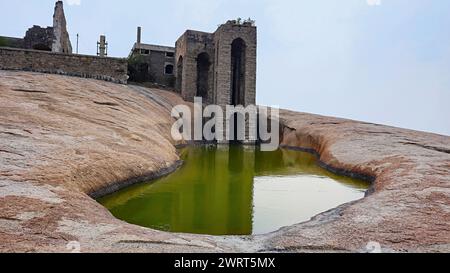 Kleiner Trinkwasserteich auf der Spitze des Bhuvanagiri Fort, Bhongir, Yadadri, Telangana, Indien. Stockfoto