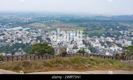 Blick auf die Festung Bhuvanagiri Fort und die Stadt Blick auf Bhongir, Yadadri, Telangana, Indien. Stockfoto