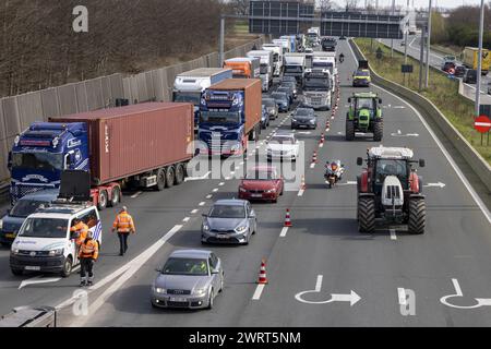 Gent, Belgien. März 2024. Während eines Bauernprotests, der am Donnerstag, den 14. März 2024 den Zugang von LKWs zum Hafen von Gent blockierte, stecken Autos und LKWs in Staus fest. Zwei unabhängige Junglandwirte-Verbände protestieren weiterhin gegen die strengen Stickstoffvorschriften für Landwirte. Durch die Sperrung der Häfen wollen die Landwirte darauf hinweisen, dass es vor allem die Industrie ist, die Stickstoff ausstößt, und nicht die Landwirtschaft. BELGA FOTO NICOLAS MAETERLINCK Credit: Belga News Agency/Alamy Live News Stockfoto