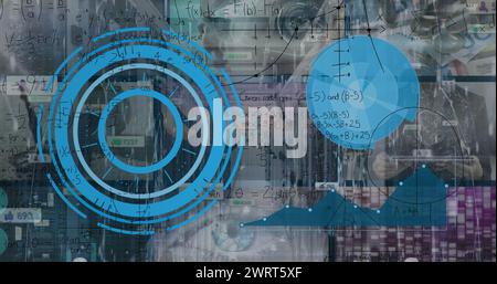 Abbildung der mathematischen Gleichungen und der Datenverarbeitung im Serverraum Stockfoto