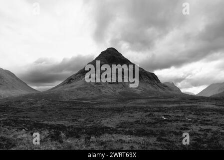 In einer auffälligen schwarz-weißen Komposition erhebt sich der ikonische Gipfel der Buachaille Etive Mor majestätisch in der Region Glen Etive Stockfoto