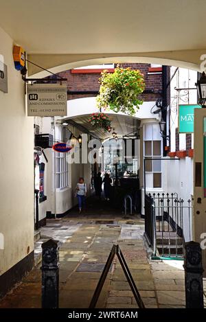 Geschäfte entlang einer Gasse an der Gandy Street in der Altstadt von Exeter, Devon, Großbritannien, Europa. Stockfoto