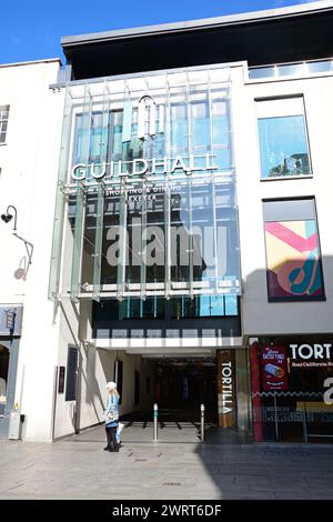 Blick auf die Glasfassade des Guildhall Shopping Centre entlang der High Street im Stadtzentrum, Exeter, Devon, Großbritannien, Europa. Stockfoto