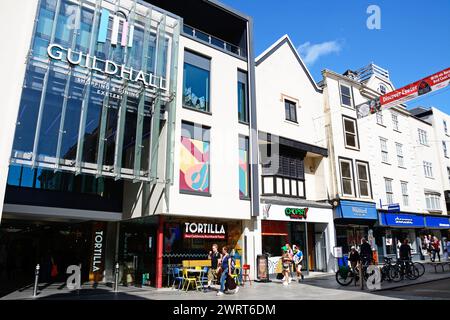 Blick auf das Guildhall Shopping Centre und andere Geschäfte entlang der High Street im Stadtzentrum, Exeter, Devon, Großbritannien, Europa. Stockfoto