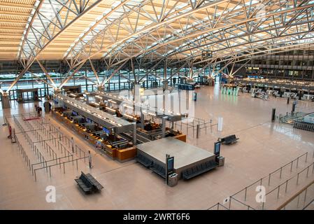 Hamburg, Deutschland, 14. März 2024 - Verdi-Streik von Sicherheitskräften. Leerer Check-in- und Wartebereich am Terminal 1 Stockfoto