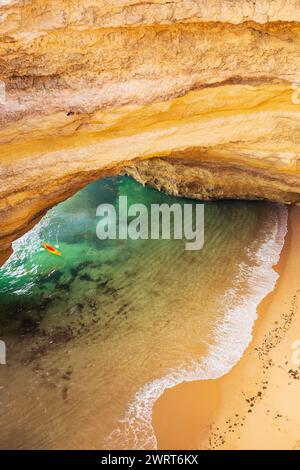 Benagil Höhle an der Algarve von oben nach unten. Wunderschöner Sandstrand mit türkisfarbenem Wasser und Kajak. Lagos, Carvoeiro, Algarve, Portugal Stockfoto