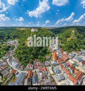 Die wunderschön gelegene Stadt Riedenburg im niederbayerischen Altmühltal von oben Stockfoto