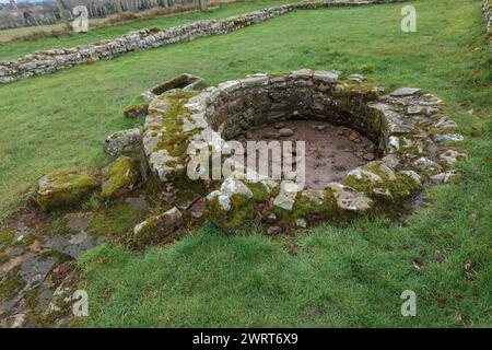 Corbridge Roman Town, Northumberland, England, Großbritannien: Ursprünglich Coria. Ein römisches Fort & Garrison südlich der Hadriansmauer. Überreste eines Brunnens Stockfoto