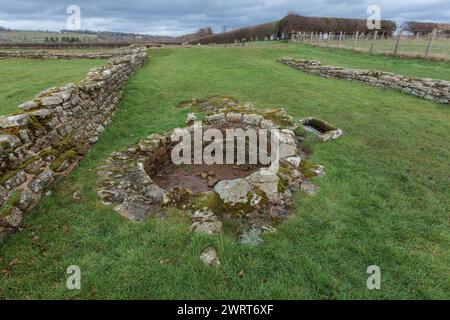 Corbridge Roman Town, Northumberland, England, Großbritannien: Ursprünglich Coria. Ein römisches Fort & Garrison südlich der Hadriansmauer. Überreste eines Brunnens Stockfoto