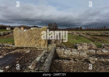 Corbridge Roman Town, Northumberland, England, Großbritannien: Ursprünglich Coria. Ein römisches Fort & Garrison südlich der Hadriansmauer. Überreste eines Wassertanks Stockfoto