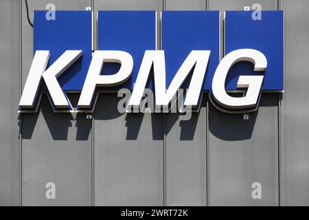 Kolding, Dänemark - 16. August 2020: KPMG-Logo auf einer Fassade. KPMG ist eines der größten professionellen Dienstleistungsunternehmen der Welt Stockfoto