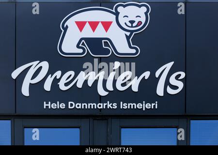 Kolding, Dänemark - 16. August 2020: Premier trägt Logo auf einem Gebäude. Premier IS ist eine dänische Eismarke, die im Besitz des Eisspezialisten Mejerigaarden ist Stockfoto