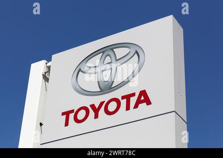 Decines, Frankreich - 13. Juni 2019: Toyota-Logo auf einer Tafel. Die Toyota Motor Corporation ist ein japanischer Automobilhersteller mit Hauptsitz in Toyota, Aichi Stockfoto