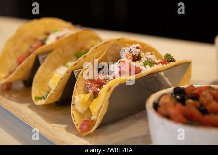 Tacos zum Frühstück mit Bohnen und Eiern Stockfoto