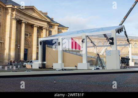 Paris, Frankreich. Februar 2024. Die VIP-Tribüne wurde vor der Juristischen Fakultät von Paris zur Pantheonisierung von Missak Manouchian errichtet Stockfoto