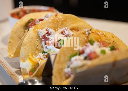 Tacos zum Frühstück in Maistortilla mit Käse Stockfoto