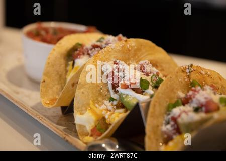 Tacos zum Frühstück in Maistortilla mit Käse Stockfoto