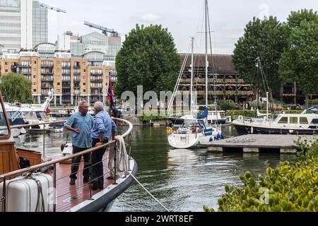 Zwei reife Männer standen auf einem Boot in Saint Katherine's Dock Marina in London, England, Großbritannien Stockfoto