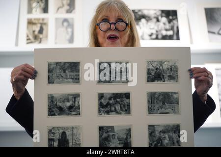 Pattie Boyd besitzt eine seltene Sammlung von achtzehn originalen Vintage Gelatinefolien, die während ihres Aufenthalts in Rishikesh, Indien, zusammen mit allen vier Beatles und ihren Frauen und Freundinnen für einen ausgedehnten Kurs der Transzendentalen Meditation unter dem Maharishi Mahesh Yogi zwischen dem 16. Februar und 12. April 1968 aufgenommen wurden, die meisten Fotos, die Boyd fotografierte, schätzten £ 3.000–5.000, während eines Presseanrufs bei Christie's in London, um den bevorstehenden Verkauf der Pattie Boyd Collection im Auktionshaus bekannt zu machen. Bilddatum: Donnerstag, 14. März 2024. Stockfoto