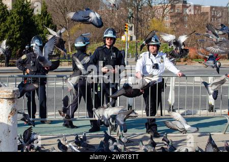 Brooklyn, USA. März 2024. NYPD-Beamte überwachen am 13. März 2024 eine Mahnwache palästinensischer Demonstranten auf der anderen Seite der Barrikaden am Grand Army Plaza, nahe dem Eingang zum Prospect Park in Brooklyn, New York. (Foto: Katie Smith/SIPA USA) Credit: SIPA USA/Alamy Live News Stockfoto