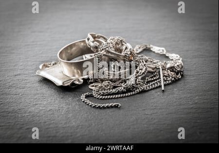 Ein Haufen alter Silberschrott, Ringe, Anhänger, Ketten, Ohrringe. Recycling-Konzept für Silberobjekte. Stockfoto