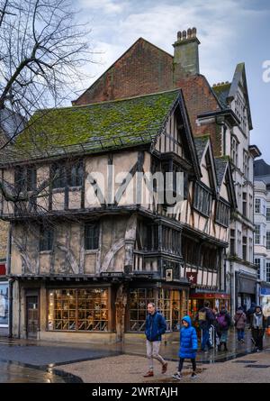 Das denkmalgeschützte Gebäude an der Ecke Cornmarket und Ship Street in Oxford Stockfoto