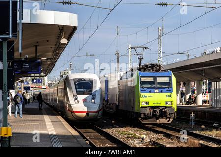 ICE 4 Hochgeschwindigkeitszug der Deutschen Bahn und ein Güterzug der BLS Cargo im Bahnhof Deutz, Köln. ICE 4 Hochgeschwindigkeitszug der Deu Stockfoto