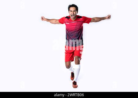 Junge Fußballspieler zeigen Spannung und Freude, nachdem sie gewonnen und erfolgreich gefeiert haben, stehen im Studio auf weißem Hintergrund. Stockfoto