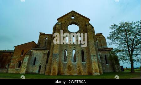 Siena, Italien; 10-20-2023. Beeindruckender Blick auf die Abtei von San Galgano. Toskana. Stockfoto