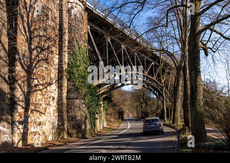 Ruhrviadukt in Witten, Eisenbahnbrücke über die Ruhr, die drei Stahlbögen des nördlichen Teils des ansonsten mit Naturstein verkleideten Betons Stockfoto