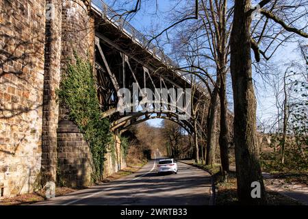 Ruhrviadukt in Witten, Eisenbahnbrücke über die Ruhr, die drei Stahlbögen des nördlichen Teils des ansonsten mit Naturstein verkleideten Betons Stockfoto