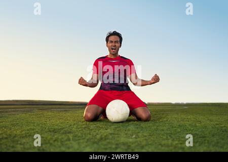 Junge Fußballspieler zeigen Spannung und Freude, nachdem sie auf dem Fußballfeld gewonnen und Erfolge gefeiert haben Stockfoto