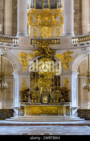 VERSAILLES, FRANKREICH - 12. MAI 2013: Dies ist der Altar in der Kapelle St. Louis im Schloss von Versailles. Stockfoto