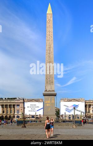 PARIS, FRANKREICH - 30. AUGUST 2019: Dies ist der ägyptische Obelisken am Rande des Place de la Concorde. Stockfoto