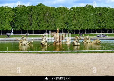 VERSAILLES, FRANKREICH - 12. MAI 2013: Dies ist eine Skulpturengruppe im Drachenpool im Schlosspark. Stockfoto