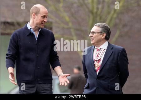 Der Prince of Wales (links) und Deputy Lieutenant des Londoner Stadtteils Hammersmith und Fulham Kevin McGrath während eines Besuchs in WEST, der neuen Jugendzone der Onside-Wohltätigkeitsorganisation in Hammersmith und Fulham, West-London, um die neuen zweckgebauten Einrichtungen zu sehen, die bald jungen Menschen in der Region zur Verfügung stehen werden. Bilddatum: Donnerstag, 14. März 2024. Stockfoto