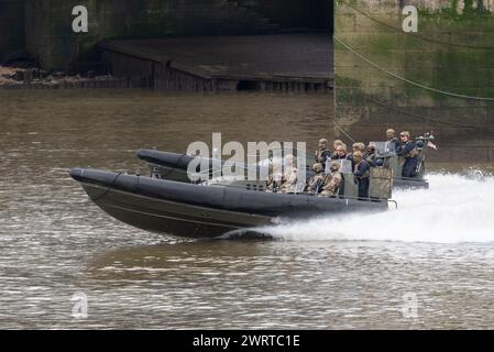 Tower of London, London, Großbritannien. März 2024. In einer jahrhundertealten Tradition musste jedes Schiff, das flussaufwärts auf der Themse in die City of London kam, an der Tower Wharf anlegen, um einen Teil seiner Ladung für den Constable of the Tower zu entladen, eine Position aus dem 11. Jahrhundert. Heute, wenn ein Schiff der Royal Naval auf der Anlegestelle anlegt, muss der Kapitän dem Constable ein Fass Wein (die „Gebühren“) überreichen. Die Royal Marines nutzten die Raidboote, um die „Dures“ über den Tower Pier an Land zu bringen Stockfoto